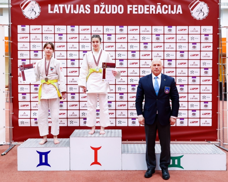 Fotogrāfijā: Zelta medaļas ieguvēja Ksenija Čerkovska, kurai medaļu pasniedza Latvijas Džudo federācijas Tiesnešu komisijas priekšsēdētājs Vilnis Mīlenbergs.