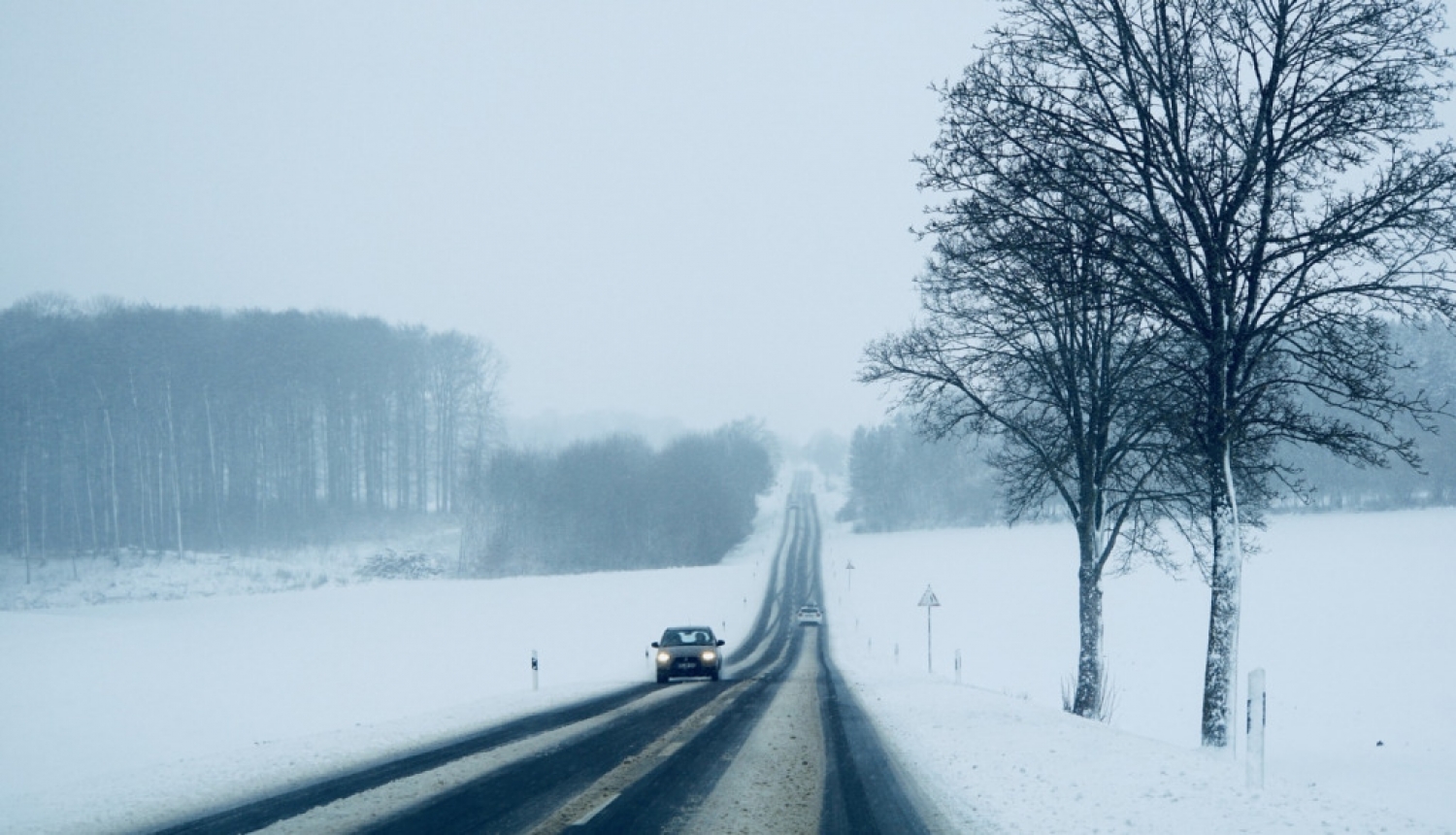 Autovadītāju ievērībai: šorīt visā valsts teritorijā autoceļi sniegoti un apledo, strādā 200 ziemas tehnikas vienības