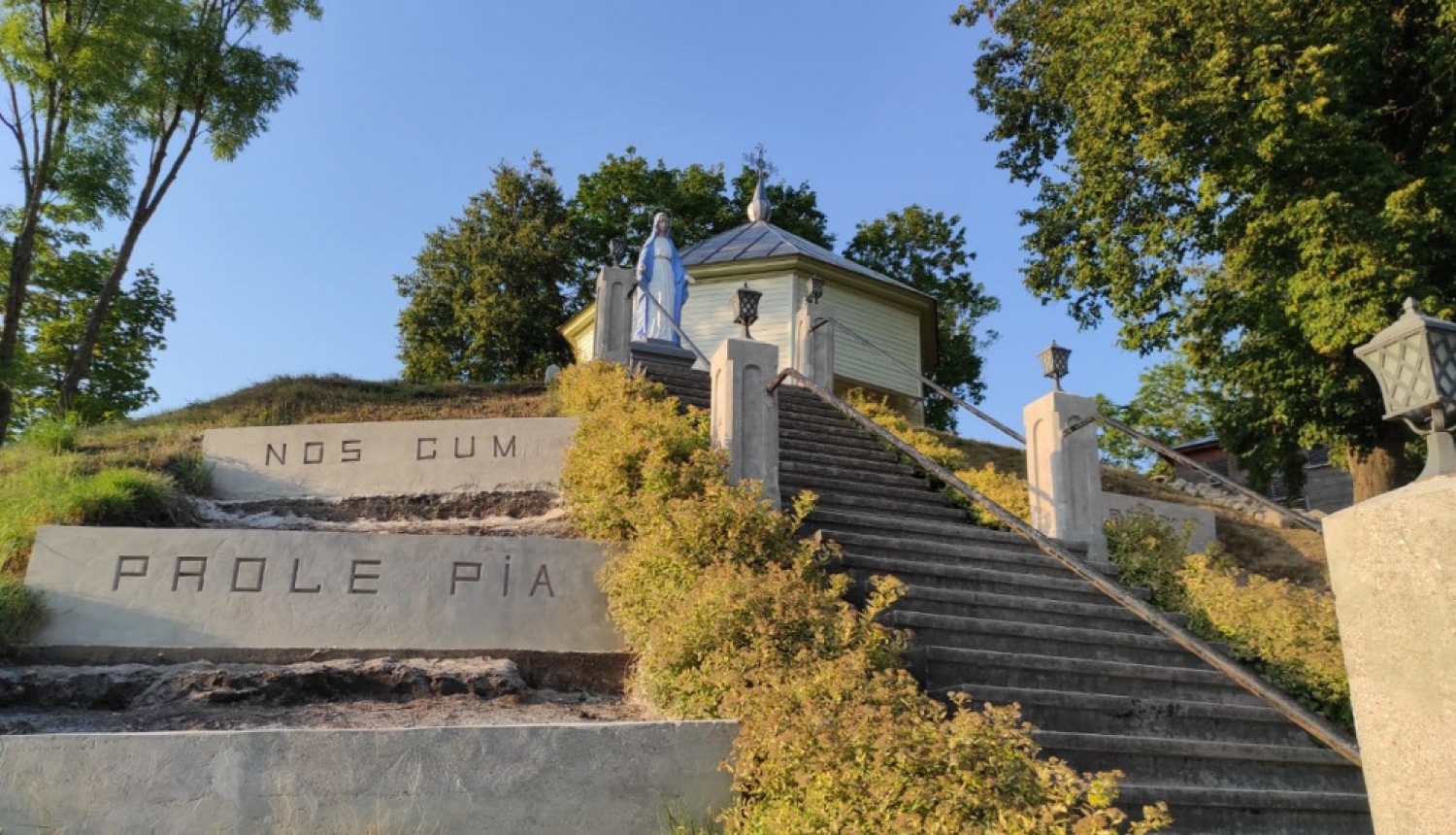 Ludzā restaurē Dievmātes skulptūru un atklāj padomju laikos iznīcinātu uzrakstu «Neatkarīgai Latvijai»